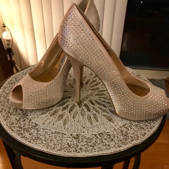 Jennifer Lopez Crystal Pumps - Picture 2 of 3